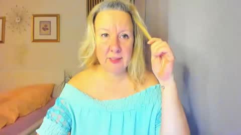 Snapshot of blonde_angel20 chatting on December 31, 2024, 5:11 am Nicole online show from December 31, 2024, 5:11 am