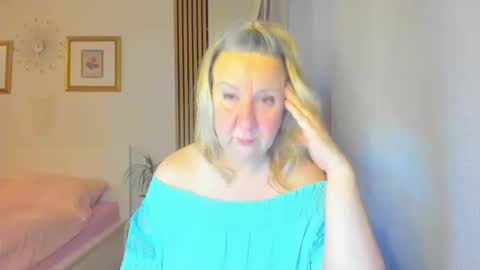 Snapshot of blonde_angel20 chatting on January 1, 2025, 5:01 am Nicole online show from January 1, 2025, 5:01 am