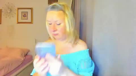 Snapshot of blonde_angel20 chatting on January 1, 2025, 4:18 pm Nicole online show from January 1, 2025, 4:18 pm