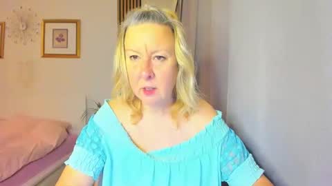 Snapshot of blonde_angel20 chatting on January 2, 2025, 5:24 am Nicole online show from January 2, 2025, 5:24 am