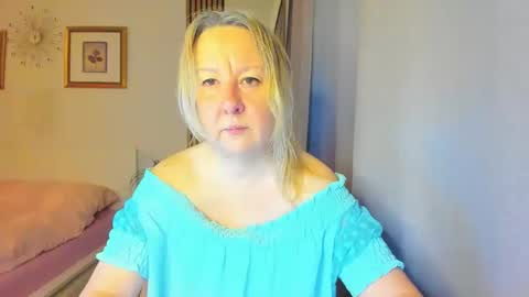 Snapshot of blonde_angel20 chatting on January 3, 2025, 5:17 am Nicole online show from January 3, 2025, 5:17 am