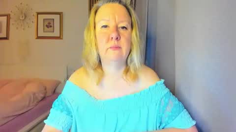 Snapshot of blonde_angel20 chatting on January 4, 2025, 5:16 am Nicole online show from January 4, 2025, 5:16 am