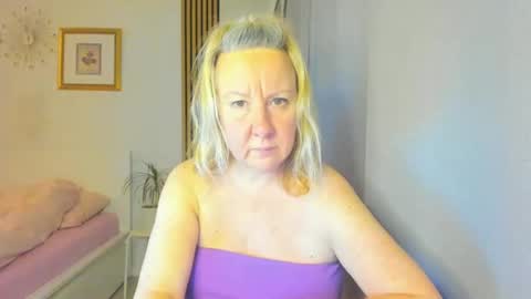 Snapshot of blonde_angel20 chatting on January 4, 2025, 7:23 pm Nicole online show from January 4, 2025, 7:23 pm