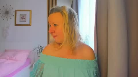 Snapshot of blonde_angel20 chatting on January 6, 2025, 9:19 am Nicole online show from January 6, 2025, 9:19 am