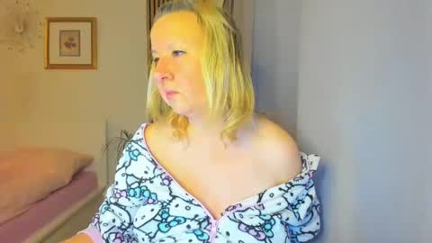 Snapshot of blonde_angel20 chatting on January 6, 2025, 4:13 pm Nicole online show from January 6, 2025, 4:13 pm