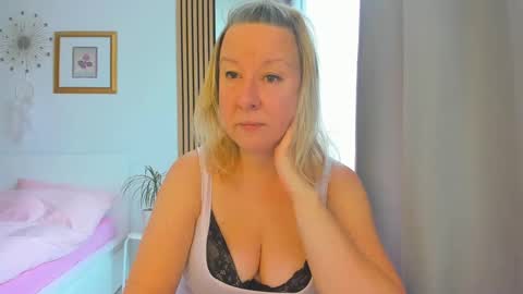 Snapshot of blonde_angel20 chatting on January 7, 2025, 8:45 am Nicole online show from January 7, 2025, 8:45 am