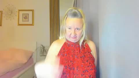 Snapshot of blonde_angel20 chatting on January 7, 2025, 6:35 pm Nicole online show from January 7, 2025, 6:35 pm