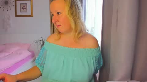 Snapshot of blonde_angel20 chatting on January 10, 2025, 9:23 am Nicole online show from January 10, 2025, 9:23 am