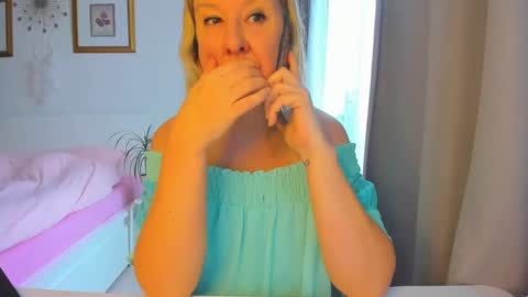 Snapshot of blonde_angel20 chatting on January 15, 2025, 9:35 am Nicole online show from January 15, 2025, 9:35 am