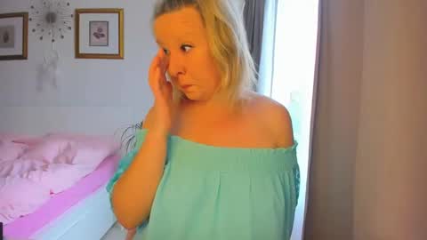 Snapshot of blonde_angel20 chatting on January 17, 2025, 9:28 am Nicole online show from January 17, 2025, 9:28 am