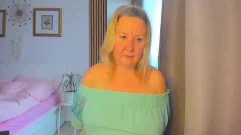 Snapshot of blonde_angel20 chatting on January 20, 2025, 8:41 am Nicole online show from January 20, 2025, 8:41 am