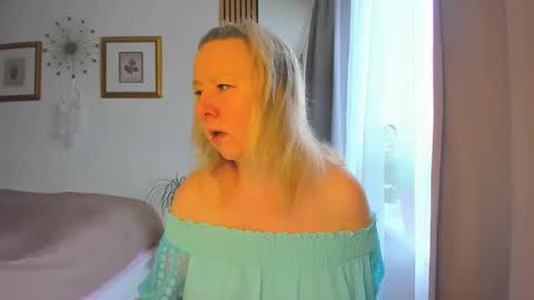 Snapshot of blonde_angel20 chatting on January 27, 2025, 9:44 am Nicole online show from January 27, 2025, 9:44 am