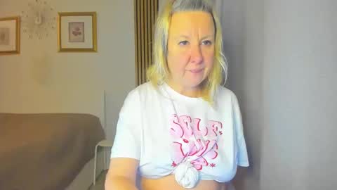 Snapshot of blonde_angel20 chatting on January 28, 2025, 8:15 pm Nicole online show from January 28, 2025, 8:15 pm