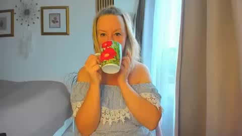 Snapshot of blonde_angel20 chatting on January 29, 2025, 10:05 am Nicole online show from January 29, 2025, 10:05 am