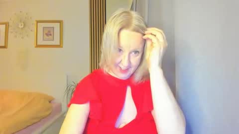 Snapshot of blonde_angel20 chatting on February 6, 2025, 5:25 am Nicole online show from February 6, 2025, 5:25 am
