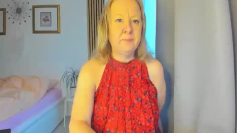 Snapshot of blonde_angel20 chatting on February 9, 2025, 5:50 am Nicole online show from February 9, 2025, 5:50 am