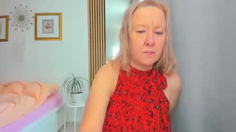 Snapshot of blonde_angel20 chatting on February 9, 2025, 8:54 am Nicole online show from February 9, 2025, 8:54 am