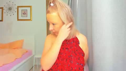 Snapshot of blonde_angel20 chatting on February 12, 2025, 8:59 am Nicole online show from February 12, 2025, 8:59 am