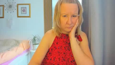 Snapshot of blonde_angel20 chatting on February 20, 2025, 7:01 am Nicole online show from February 20, 2025, 7:01 am
