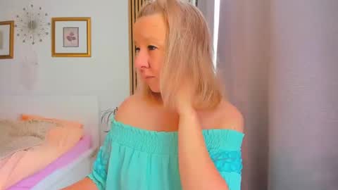 Snapshot of blonde_angel20 chatting on February 24, 2025, 10:04 am Nicole online show from February 24, 2025, 10:04 am