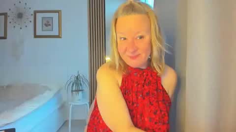 Snapshot of blonde_angel20 chatting on March 11, 2025, 5:16 am Nicole online show from March 11, 2025, 5:16 am