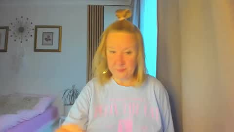 Snapshot of blonde_angel20 chatting on March 12, 2025, 5:13 am Nicole online show from March 12, 2025, 5:13 am