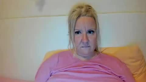Snapshot of blonde_angel20 chatting on September 21, 2025, 8:32 pm Nicole online show from September 21, 2025, 8:32 pm