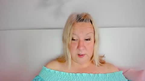 Snapshot of blonde_angel20 chatting on October 16, 2025, 9:32 am Nicole online show from October 16, 2025, 9:32 am