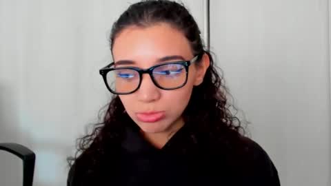 Snapshot of blooming_bella chatting on August 2, 2026, 5:22 pm Bella online show from August 2, 2026, 5:22 pm