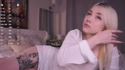 Snapshot of blue_bow chatting on December 20, 2025, 6:31 am Adeline online show from December 20, 2025, 6:31 am