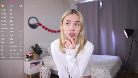 Snapshot of blue_bow chatting on March 4, 2026, 6:19 am Adeline online show from March 4, 2026, 6:19 am