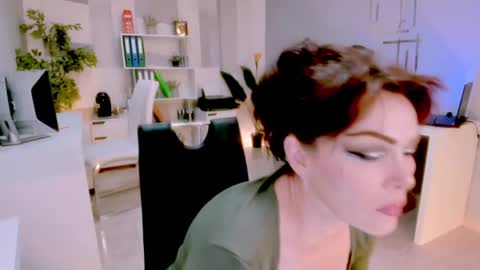 Snapshot of bluediamondsdreams chatting on June 3, 2026, 10:04 pm bluediamondsdreams online show from June 3, 2026, 10:04 pm