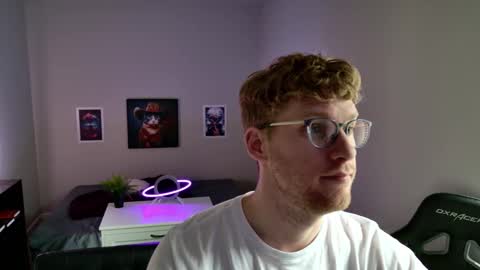 Snapshot of blueeyedtallguy chatting on February 18, 2026, 7:43 pm blueeyedtallguy online show from February 18, 2026, 7:43 pm