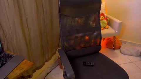 FLORAA online show from October 25, 2025, 2:02 pm