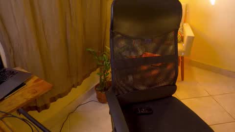 Snapshot of bluemysticlady chatting on December 21, 2025, 8:43 am FLORAA online show from December 21, 2025, 8:43 am