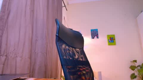 Snapshot of bluemysticlady chatting on December 22, 2025, 7:05 am FLORAA online show from December 22, 2025, 7:05 am