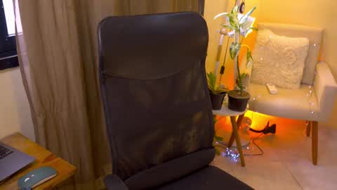 Snapshot of bluemysticlady chatting on January 19, 2026, 1:48 pm FLORAA online show from January 19, 2026, 1:48 pm