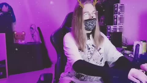 Snapshot of bluespanking chatting on December 17, 2025, 10:16 pm Blue online show from December 17, 2025, 10:16 pm