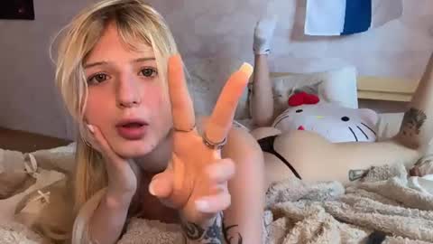 Snapshot of blushandburn chatting on June 27, 2026, 8:41 am Delle online show from June 27, 2026, 8:41 am
