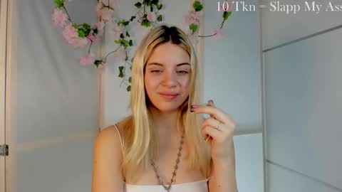 Chloe online show from October 10, 2025, 7:07 am