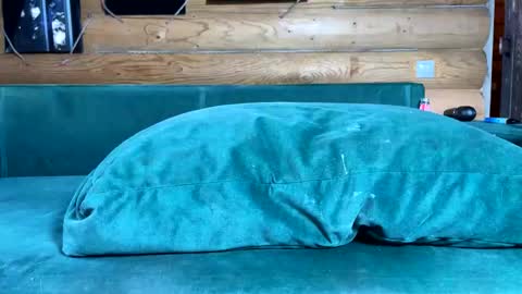 Nail and Olivia online show from November 21, 2025, 10:14 am