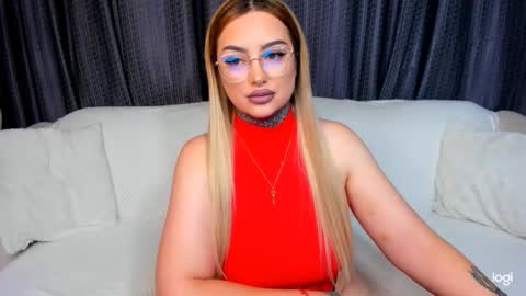 Snapshot of bom_bonx chatting on November 11, 2025, 5:24 pm Amy online show from November 11, 2025, 5:24 pm