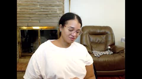 Snapshot of bonvivantb chatting on November 13, 2025, 2:49 pm Queen Bon Vivantt online show from November 13, 2025, 2:49 pm