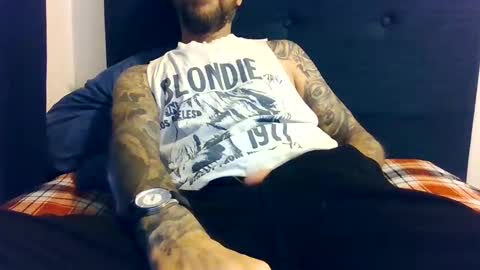 bowie69420 online show from December 6, 2024, 8:05 am