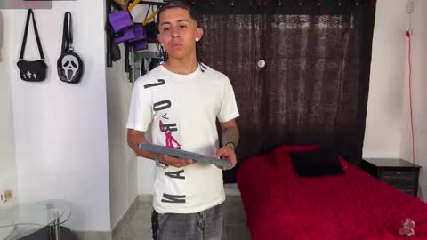 Snapshot of bradley_strong_ chatting on February 5, 2026, 9:19 pm Bradley Strong online show from February 5, 2026, 9:19 pm