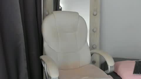 briannawhite10 online show from December 5, 2025, 1:42 pm