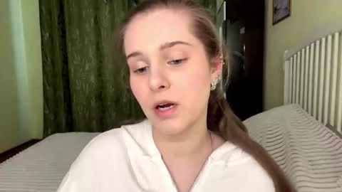 Snapshot of brielleroberts chatting on March 17, 2026, 8:06 am brielleroberts online show from March 17, 2026, 8:06 am