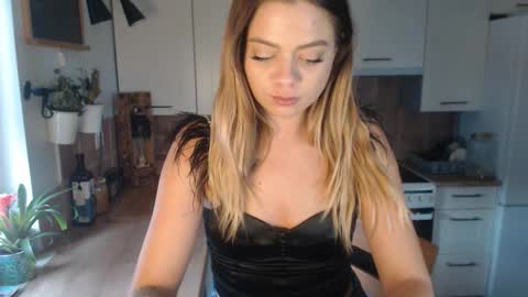 Snapshot of buffyextasy chatting on November 5, 2025, 11:21 am Buffy online show from November 5, 2025, 11:21 am