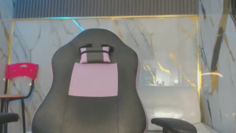 bull_cam online show from October 22, 2025, 7:57 pm