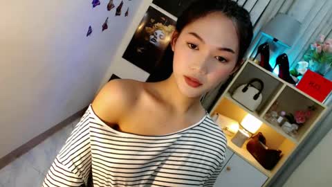 Snapshot of caitlin_x chatting on May 1, 2026, 7:29 pm caitlin online show from May 1, 2026, 7:29 pm